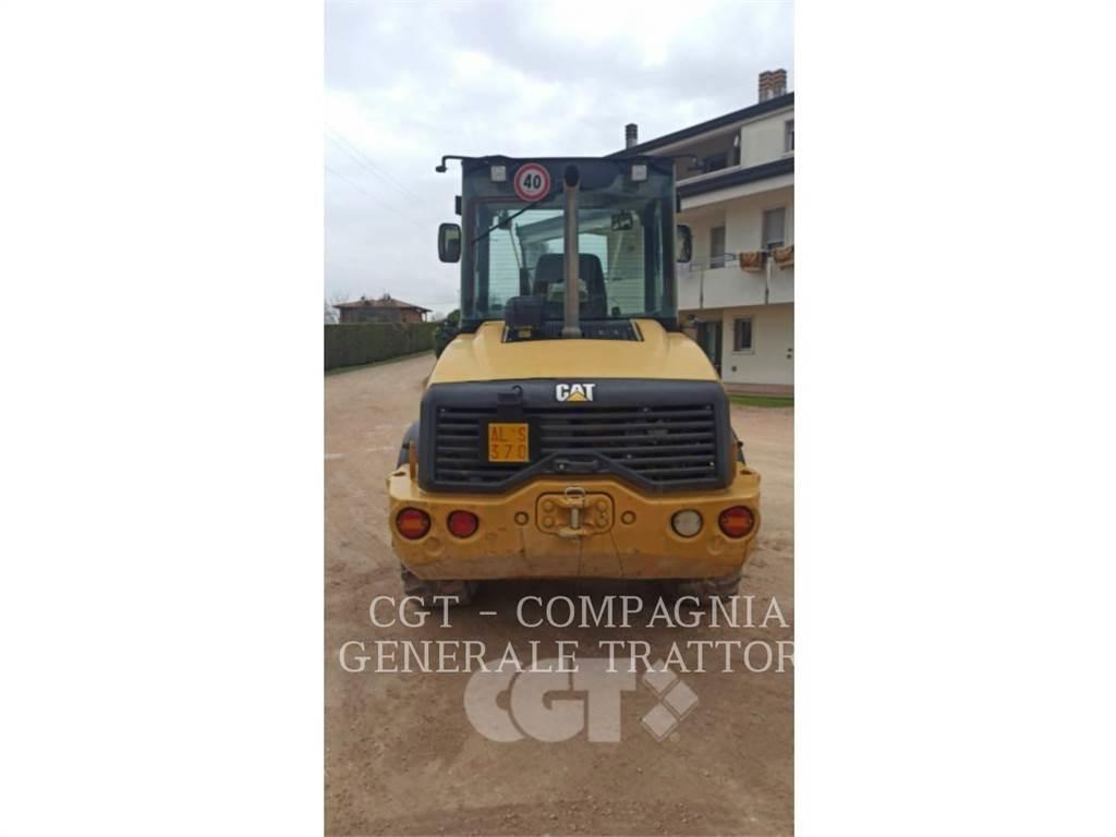 CAT 908 Iekrāvēji uz riteņiem