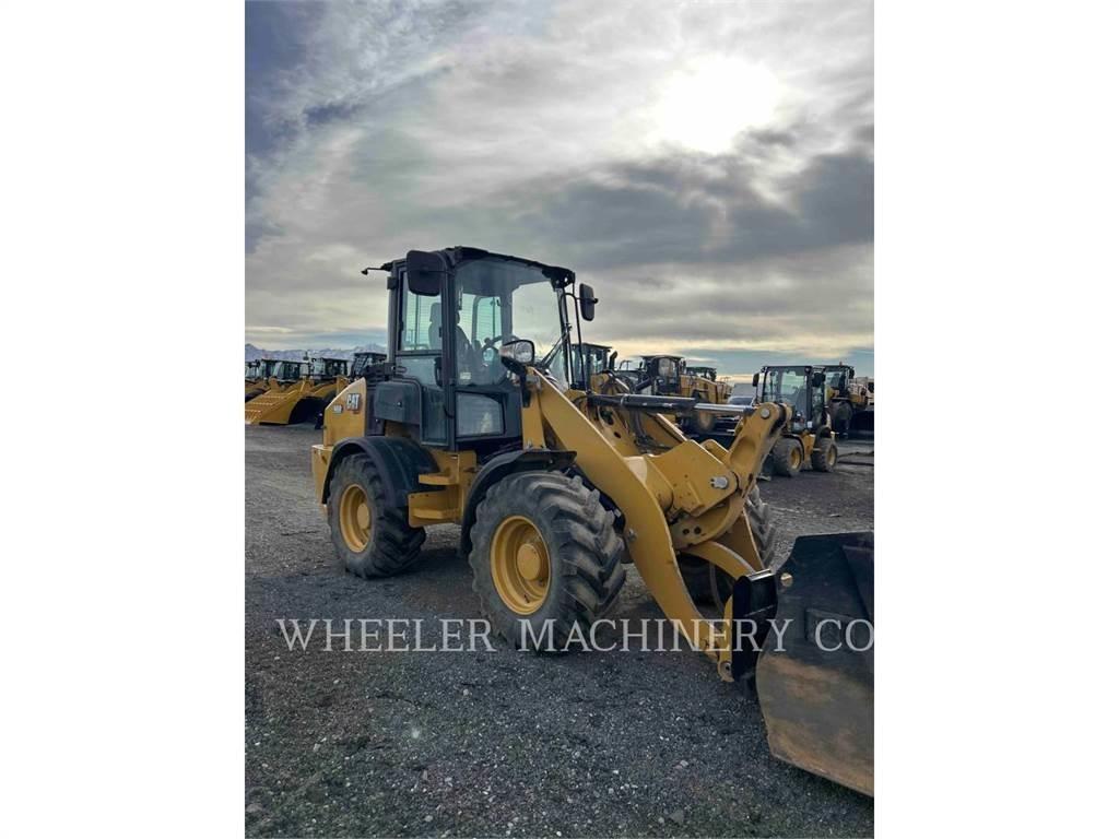 CAT 908 Iekrāvēji uz riteņiem