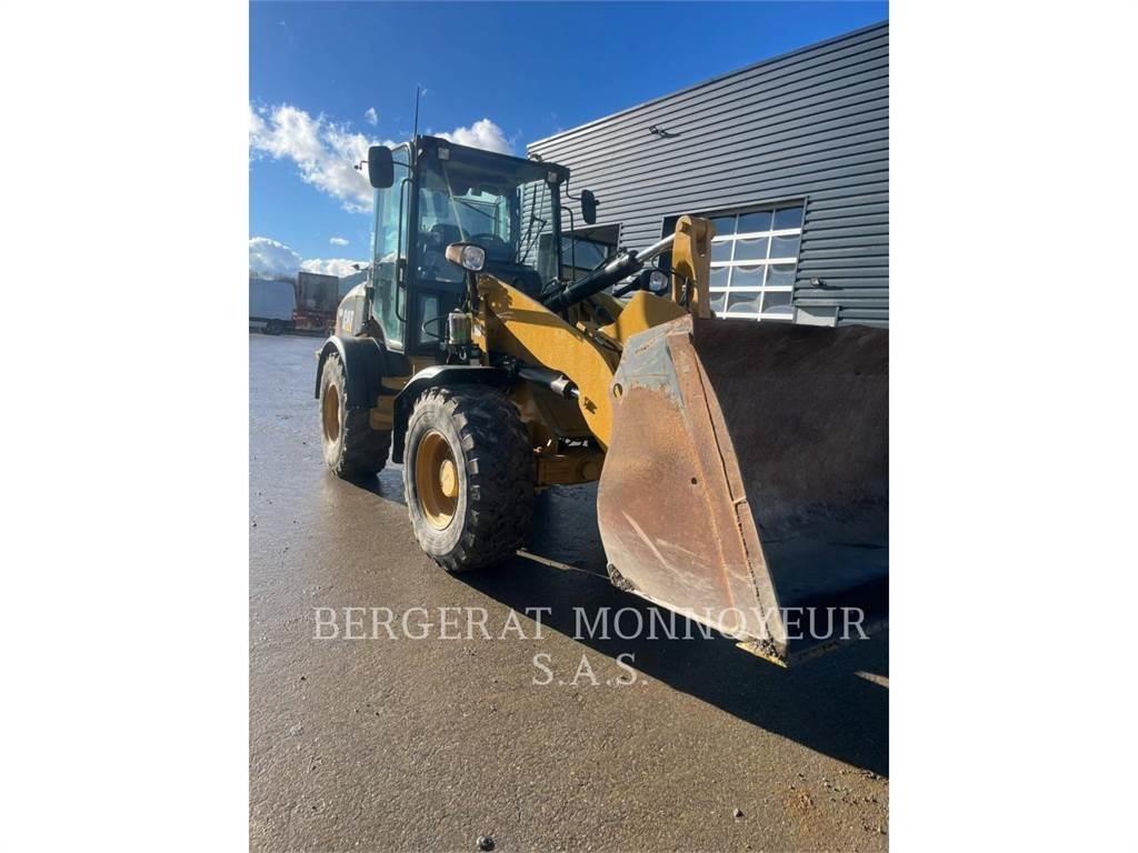 CAT 908 Iekrāvēji uz riteņiem