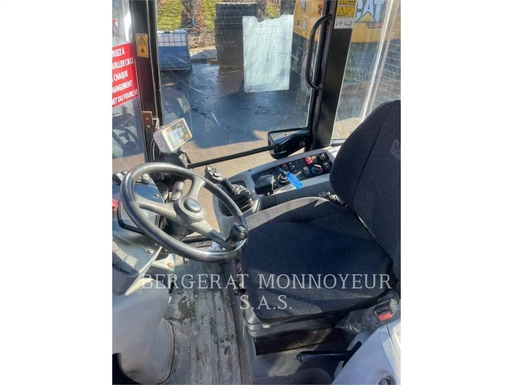CAT 908 Iekrāvēji uz riteņiem