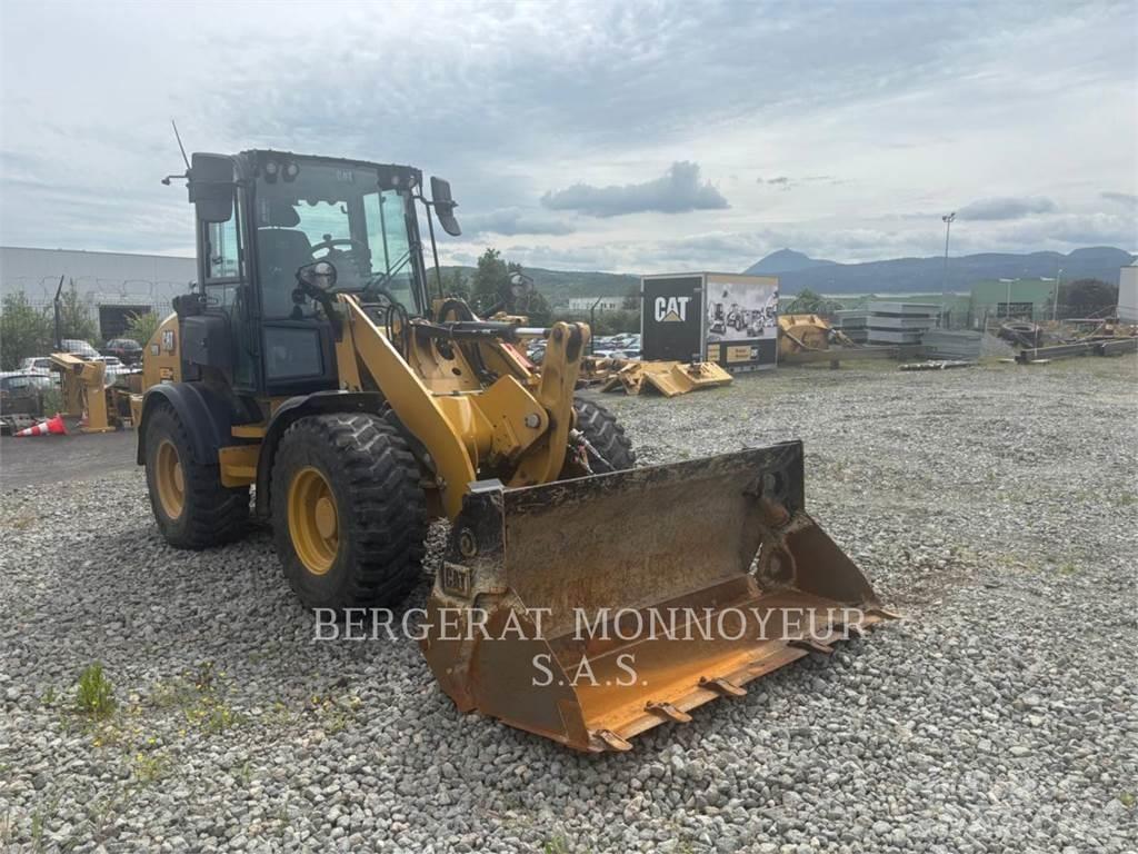 CAT 908 Iekrāvēji uz riteņiem
