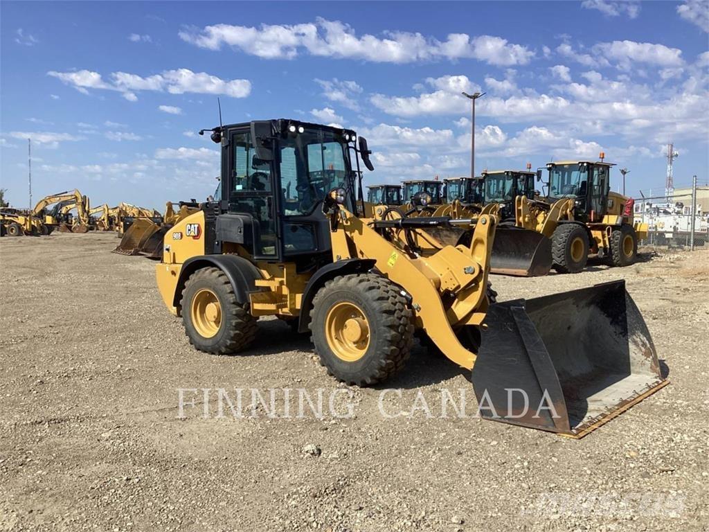 CAT 908 Iekrāvēji uz riteņiem