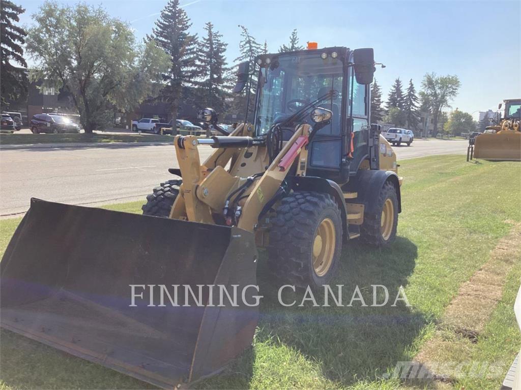 CAT 908 Iekrāvēji uz riteņiem