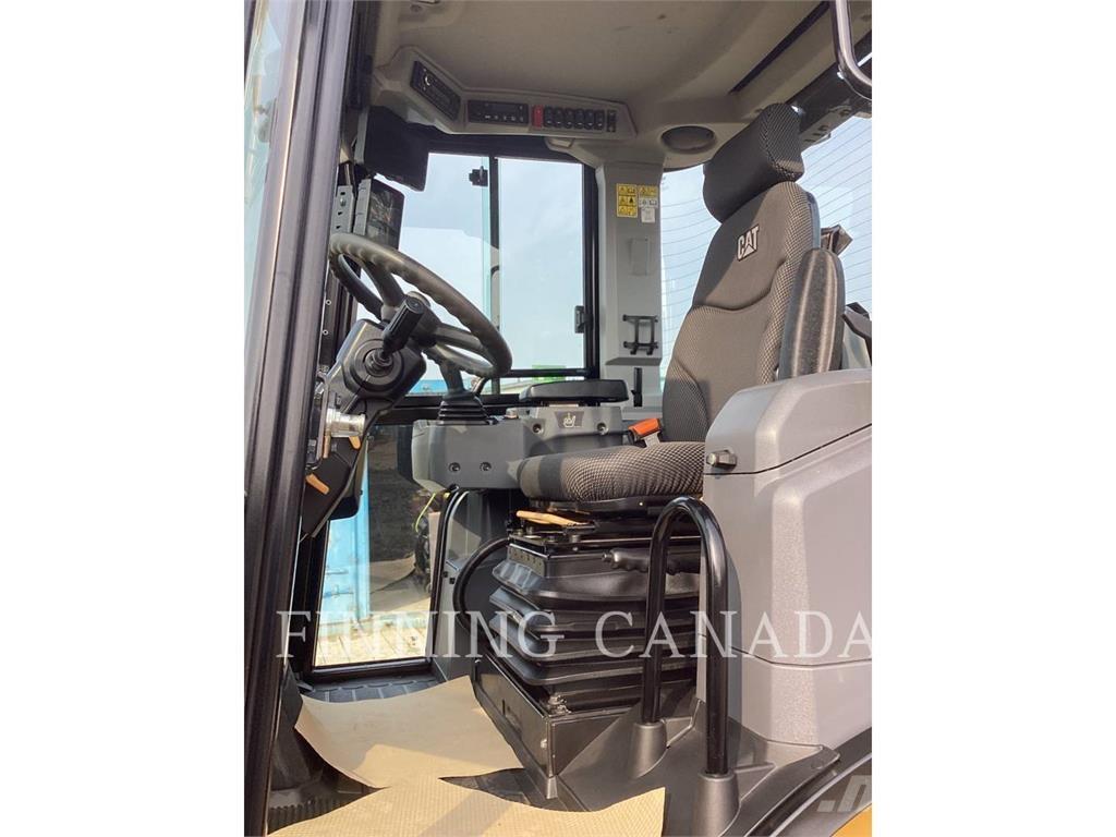 CAT 908 Iekrāvēji uz riteņiem