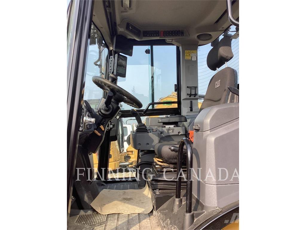 CAT 908 Iekrāvēji uz riteņiem