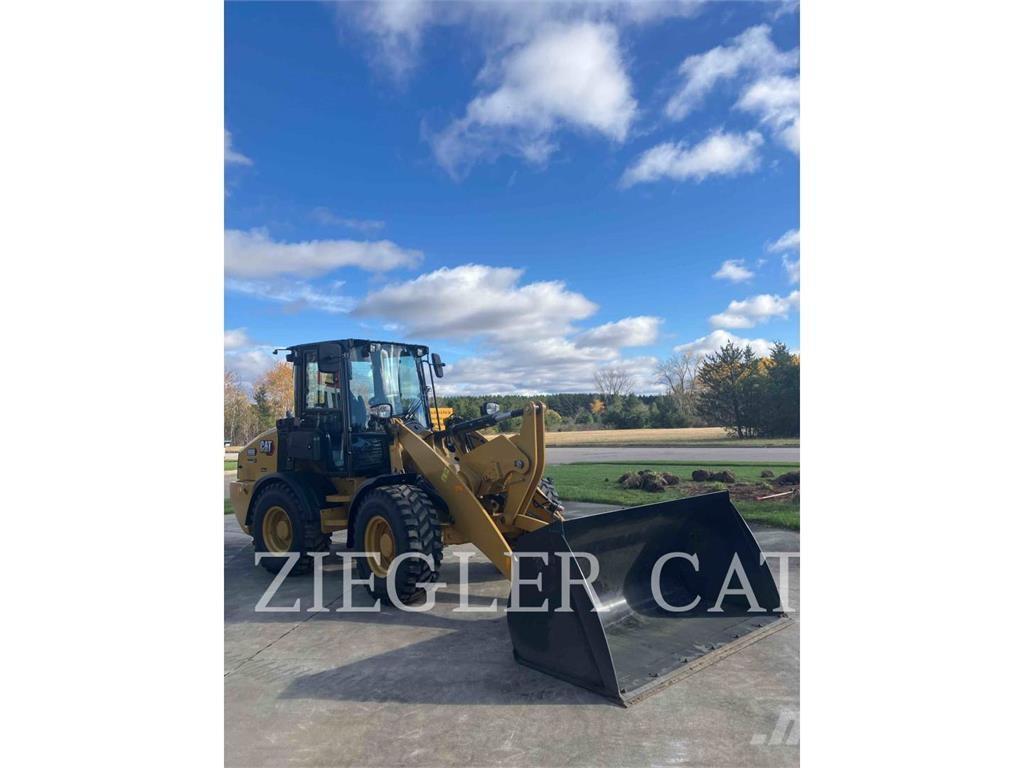 CAT 908 Iekrāvēji uz riteņiem