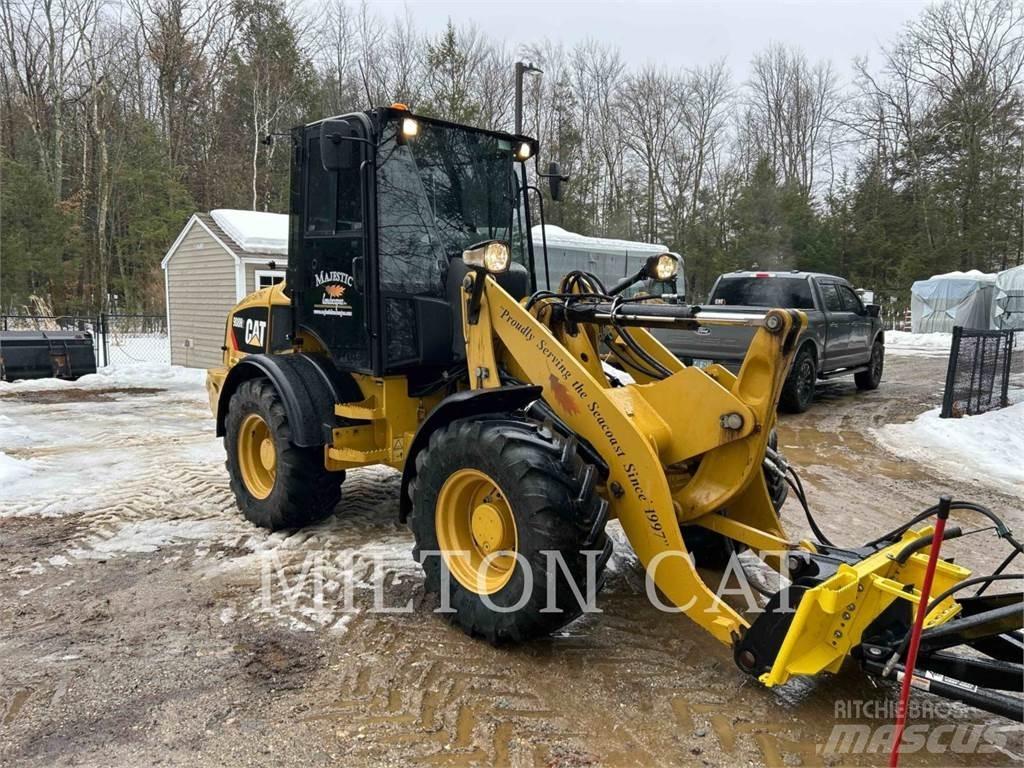 CAT 908H2 Iekrāvēji uz riteņiem