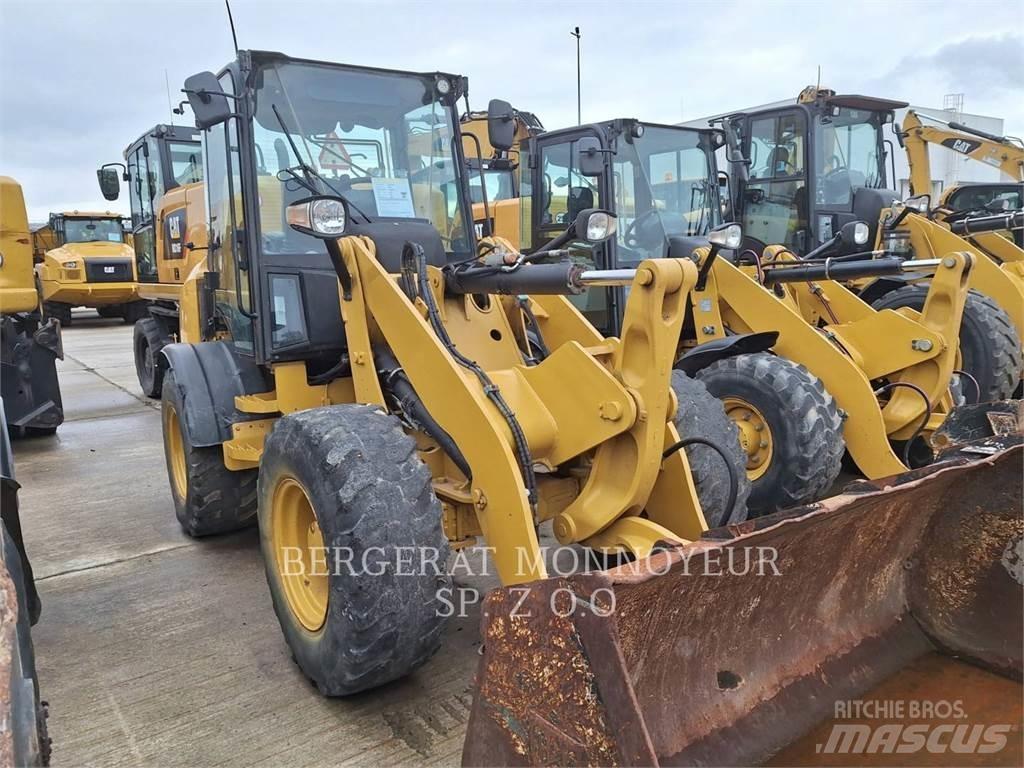 CAT 908M Iekrāvēji uz riteņiem