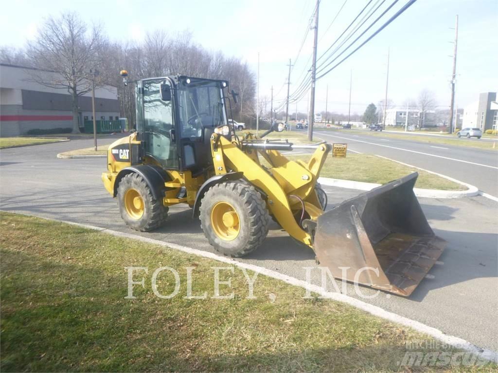 CAT 908M Iekrāvēji uz riteņiem