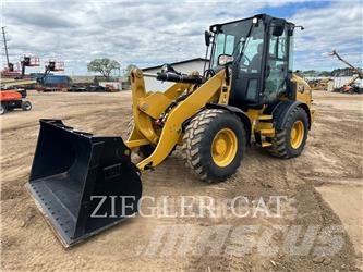 CAT 908M Iekrāvēji uz riteņiem