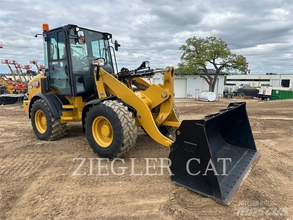 CAT 908M Iekrāvēji uz riteņiem