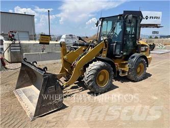 CAT 908M Iekrāvēji uz riteņiem