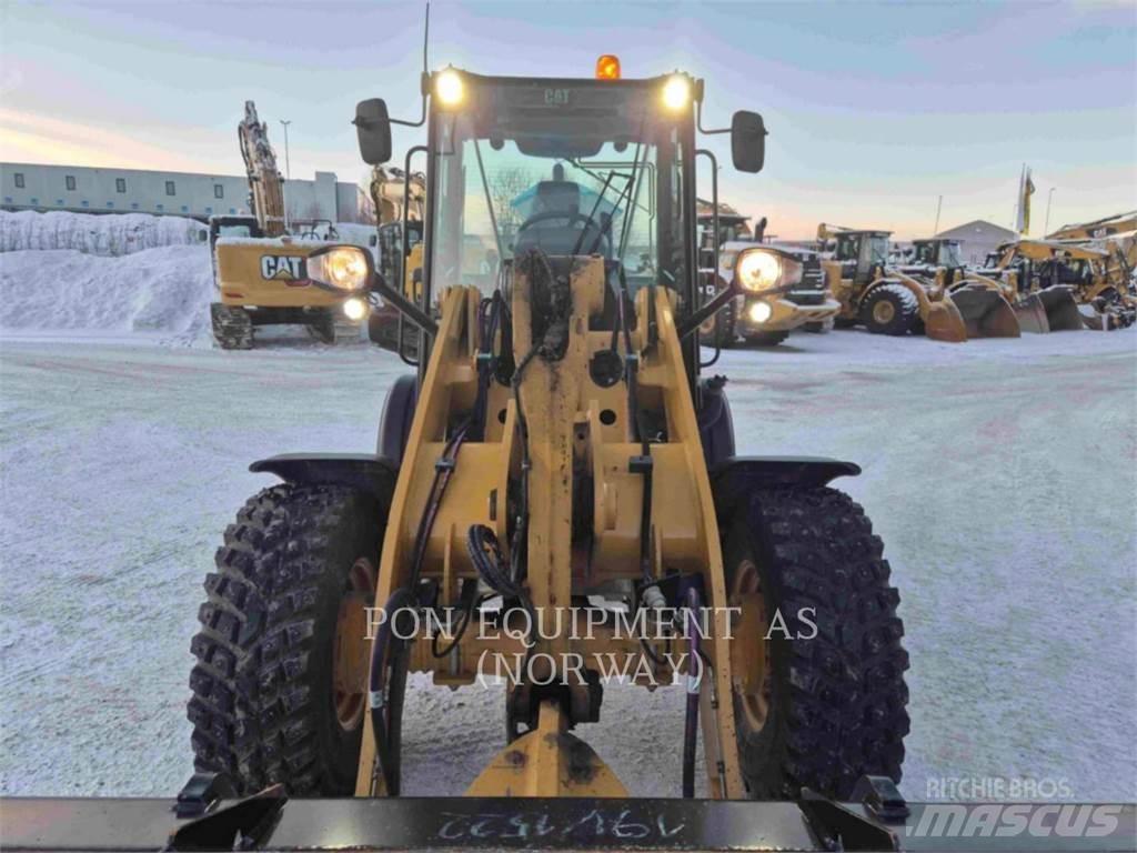 CAT 908M Iekrāvēji uz riteņiem