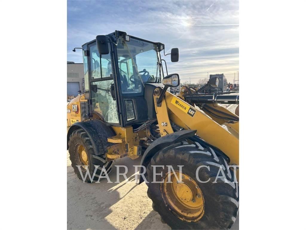 CAT 908M Iekrāvēji uz riteņiem