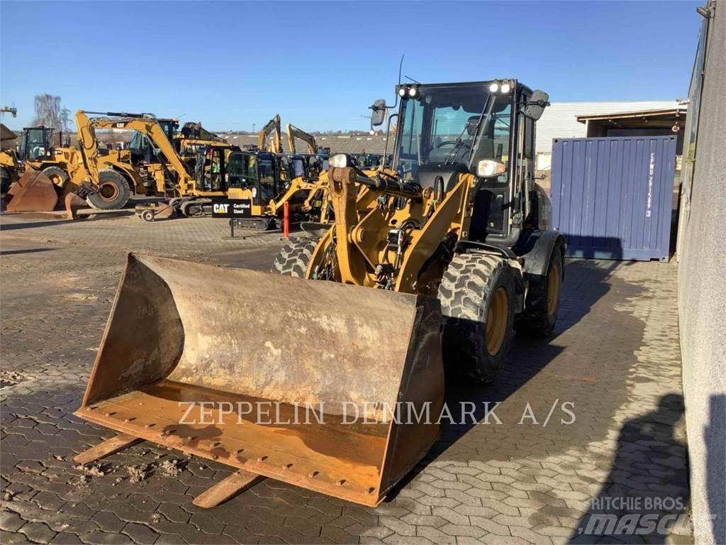 CAT 908M Iekrāvēji uz riteņiem