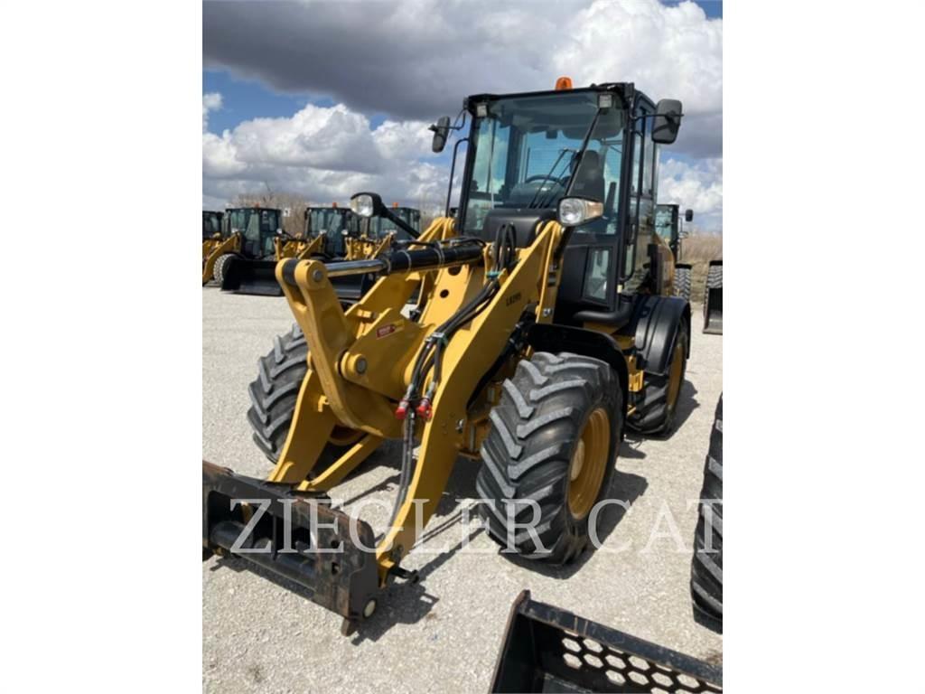CAT 908M Iekrāvēji uz riteņiem
