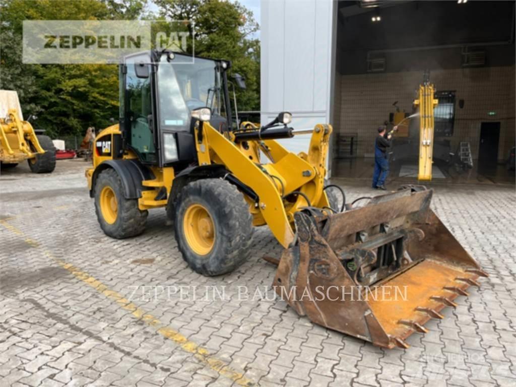 CAT 908M Iekrāvēji uz riteņiem