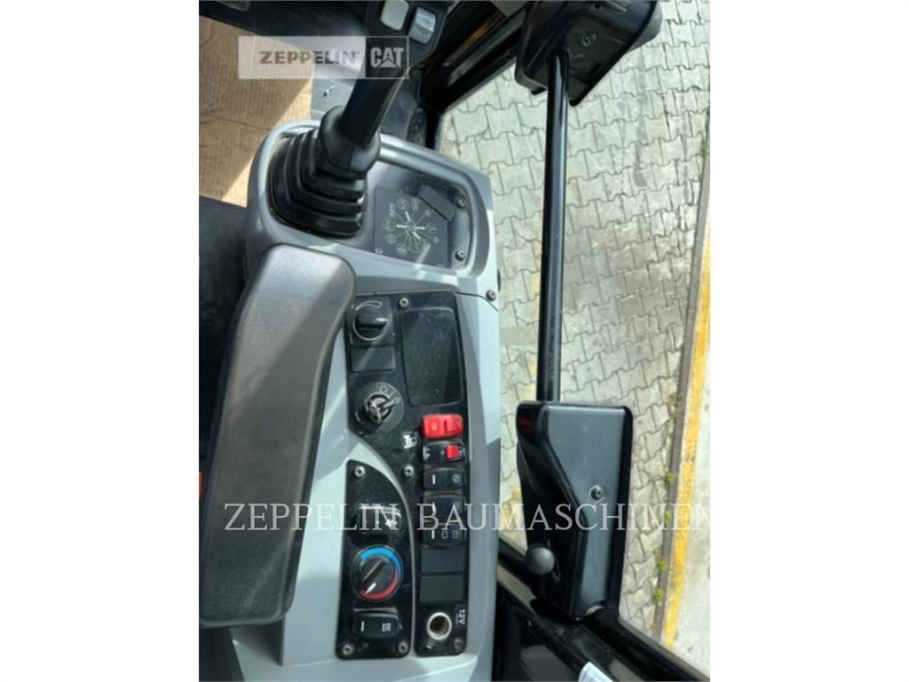 CAT 908M Iekrāvēji uz riteņiem