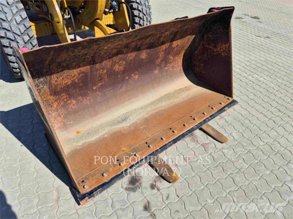 CAT 908M Iekrāvēji uz riteņiem