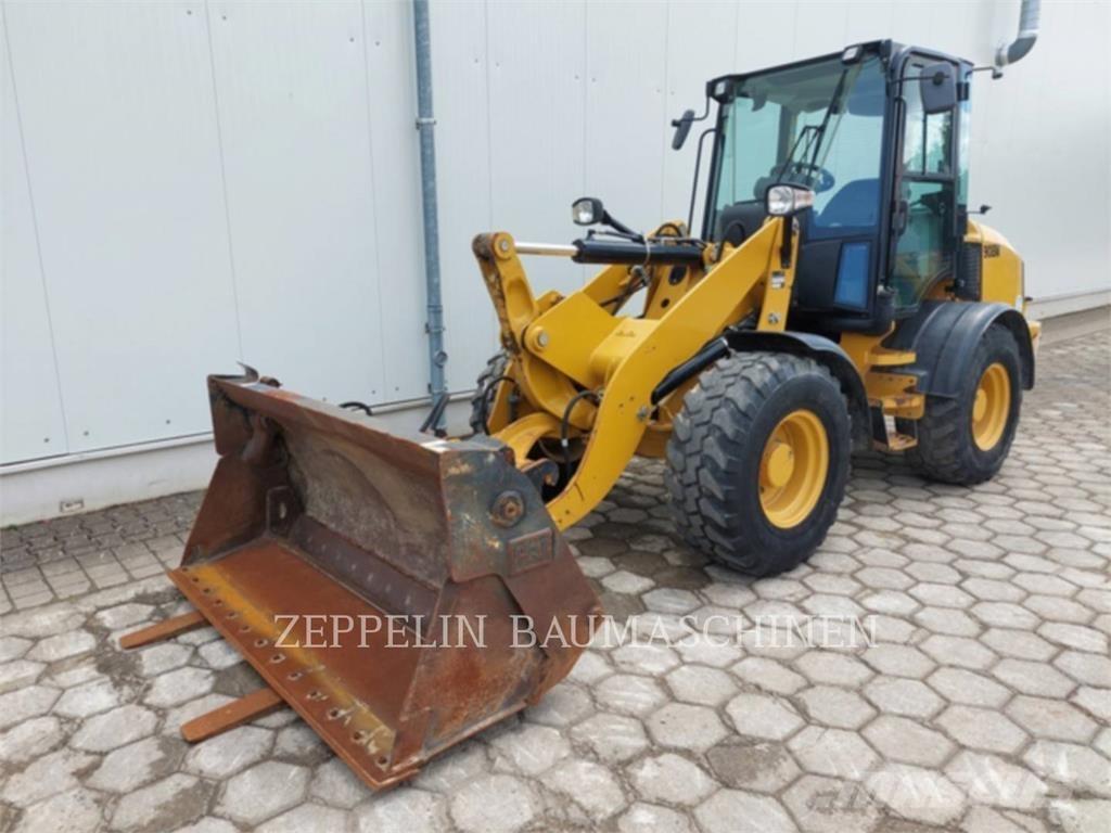 CAT 908M Iekrāvēji uz riteņiem