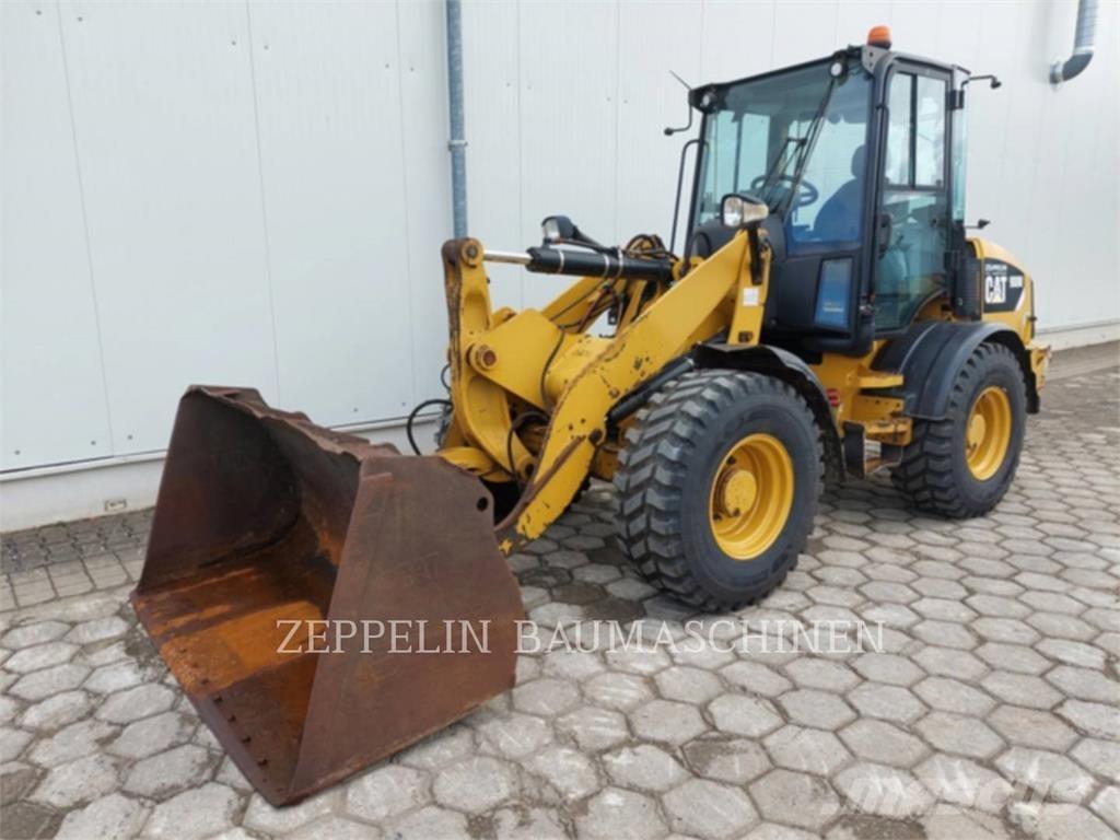 CAT 908M Iekrāvēji uz riteņiem