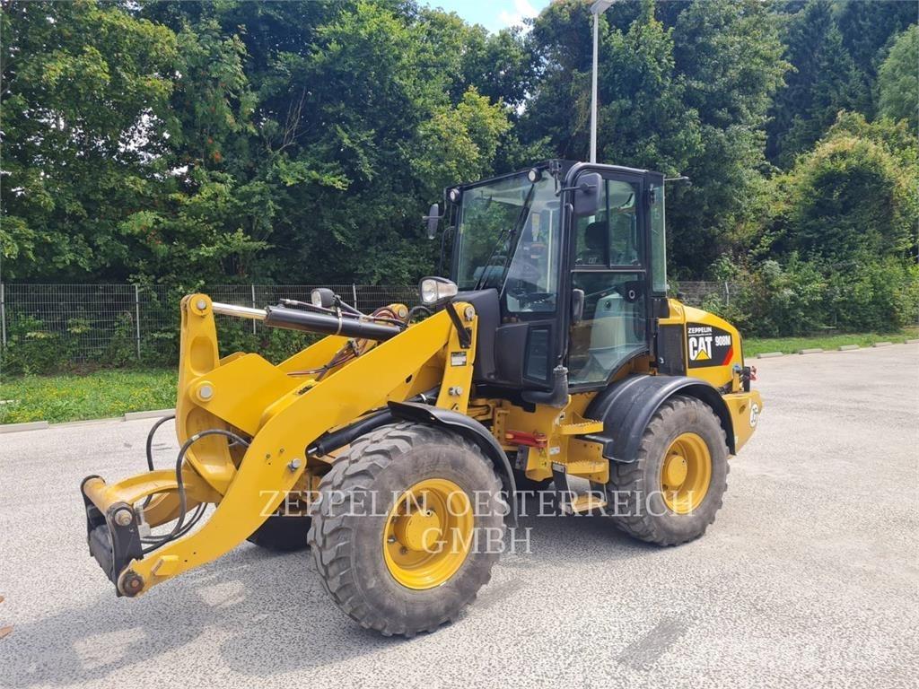 CAT 908M Iekrāvēji uz riteņiem