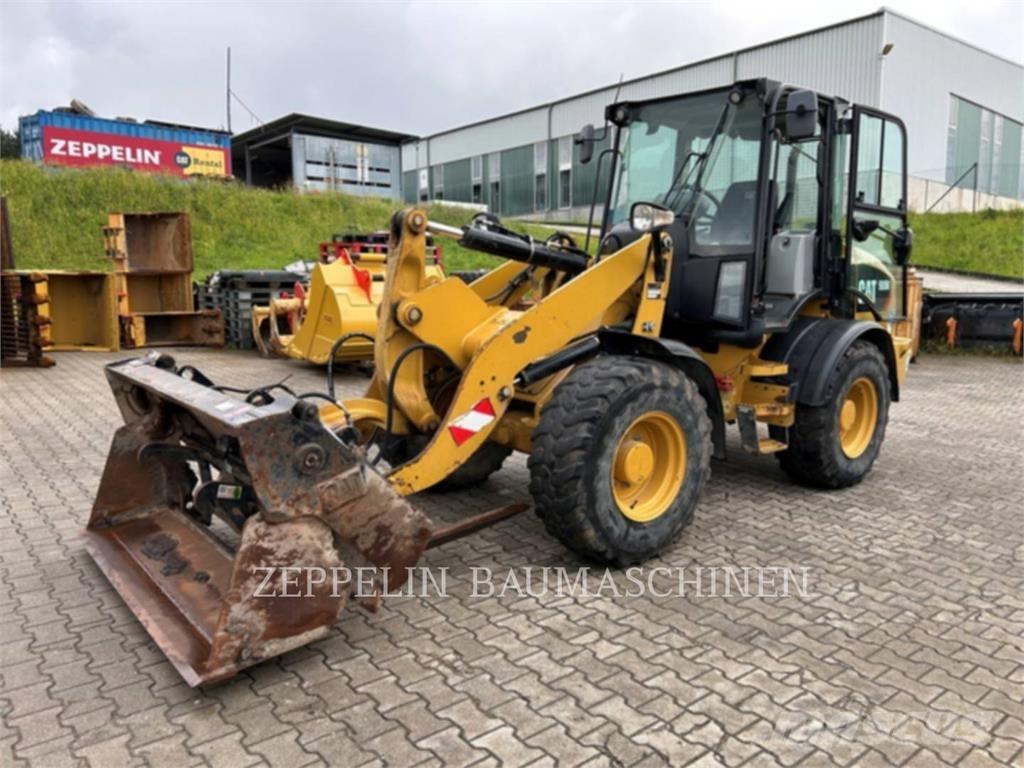 CAT 908M Iekrāvēji uz riteņiem