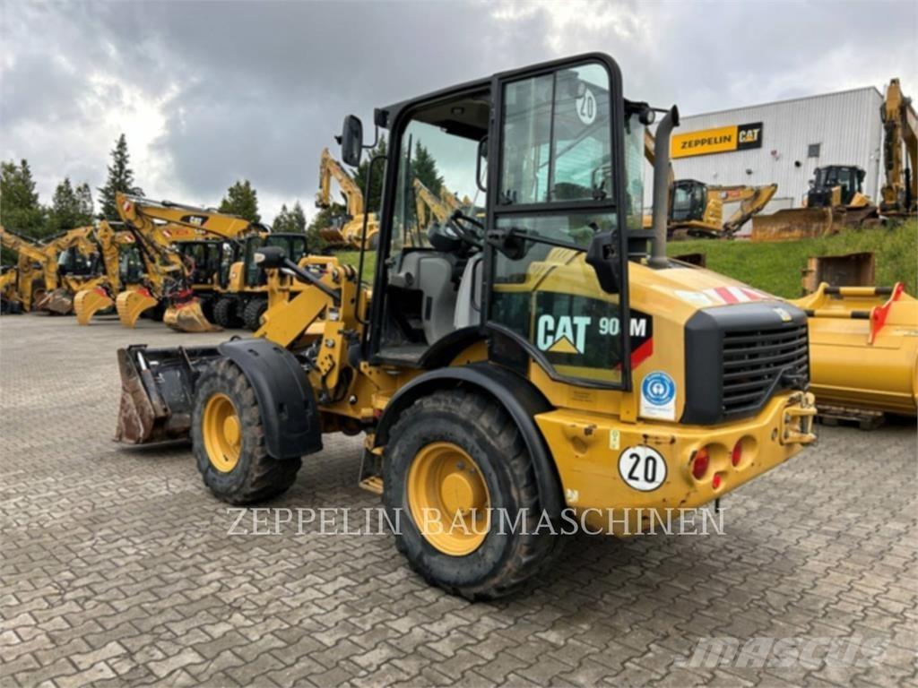 CAT 908M Iekrāvēji uz riteņiem
