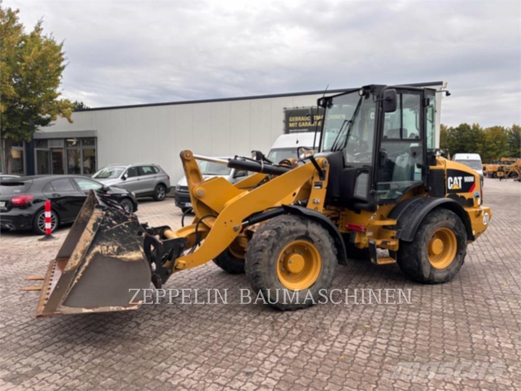 CAT 908M Iekrāvēji uz riteņiem
