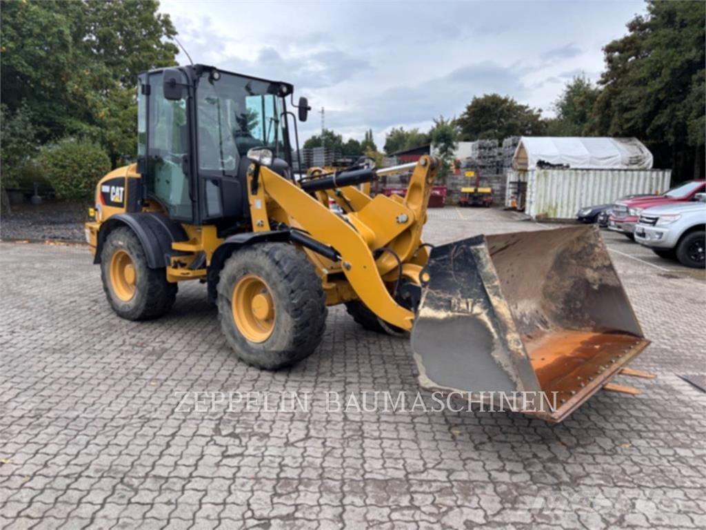 CAT 908M Iekrāvēji uz riteņiem