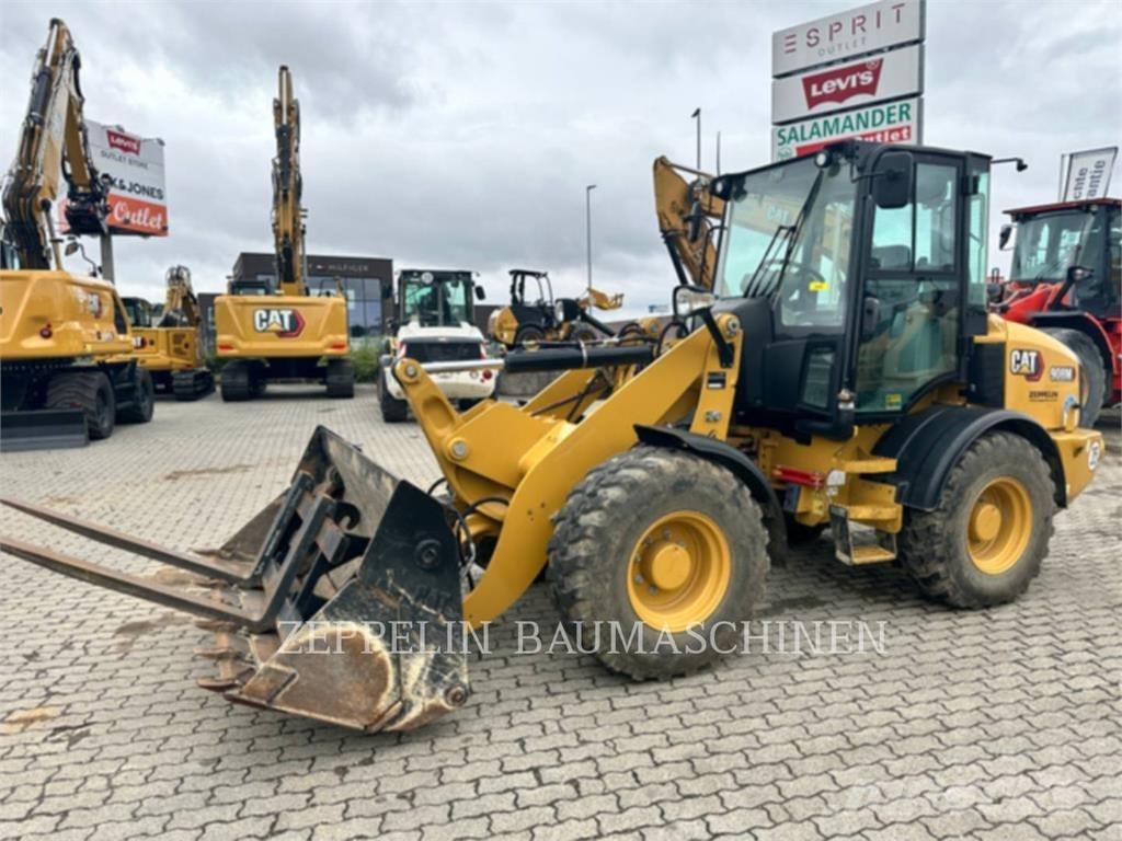 CAT 908M Iekrāvēji uz riteņiem