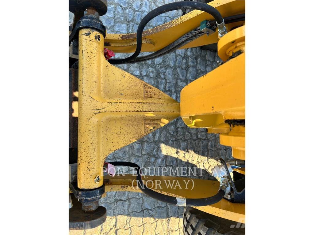 CAT 908M Iekrāvēji uz riteņiem