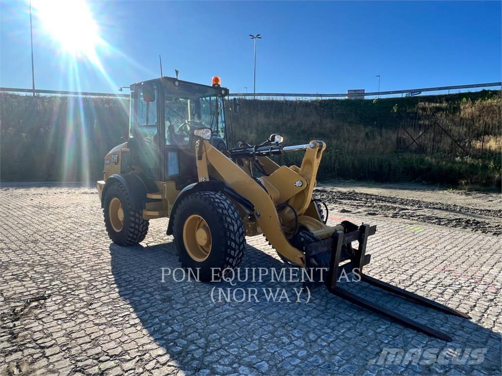 CAT 908M Iekrāvēji uz riteņiem