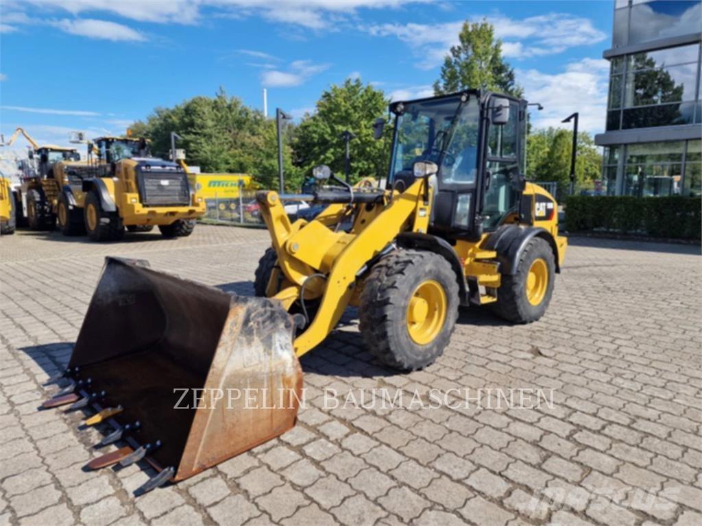 CAT 908M Iekrāvēji uz riteņiem