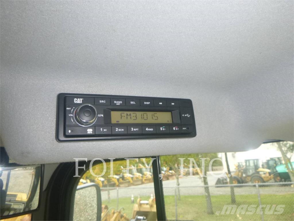 CAT 908M Iekrāvēji uz riteņiem