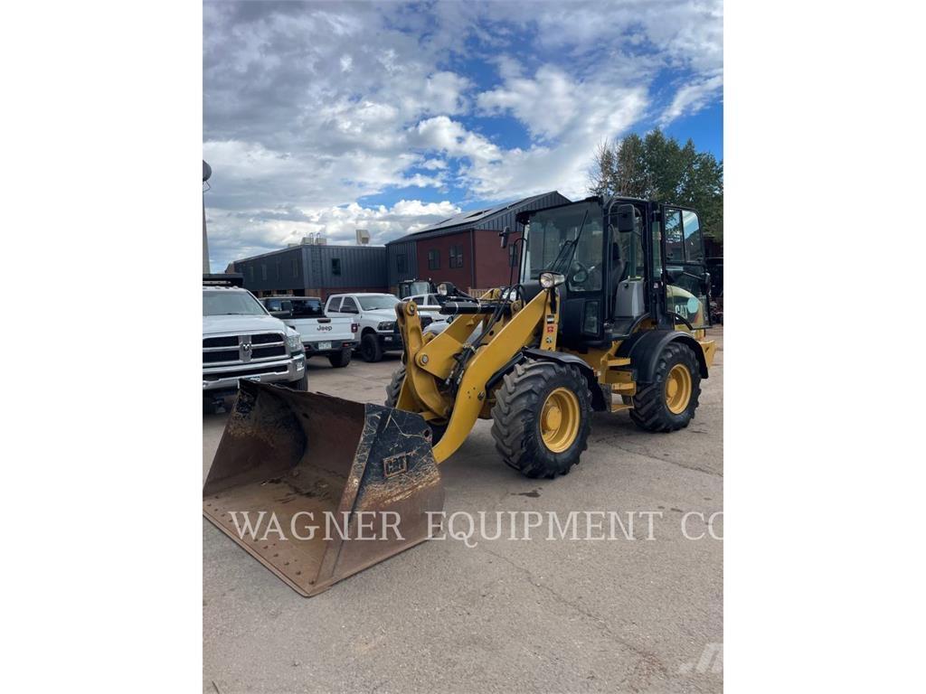 CAT 908M Iekrāvēji uz riteņiem