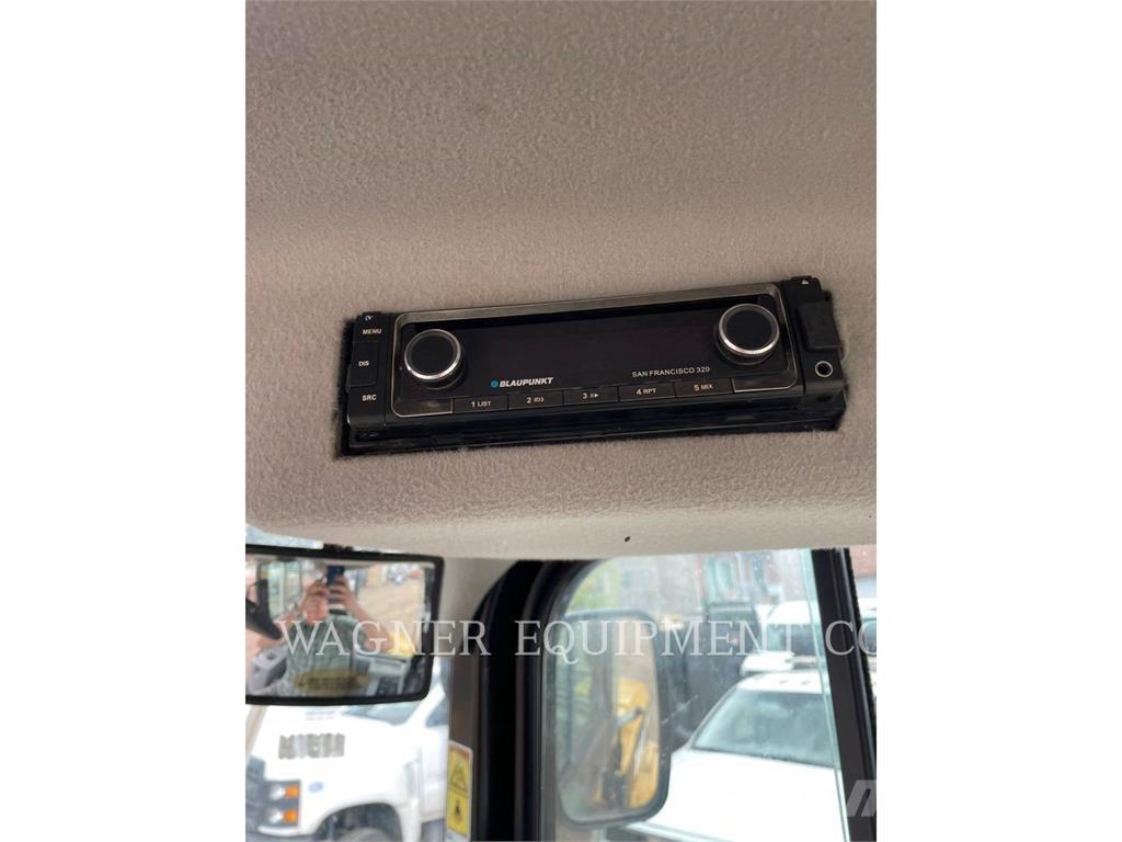 CAT 908M Iekrāvēji uz riteņiem