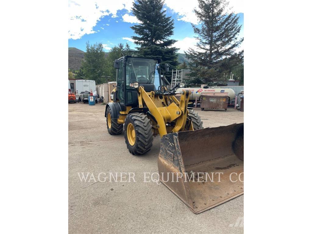 CAT 908M Iekrāvēji uz riteņiem