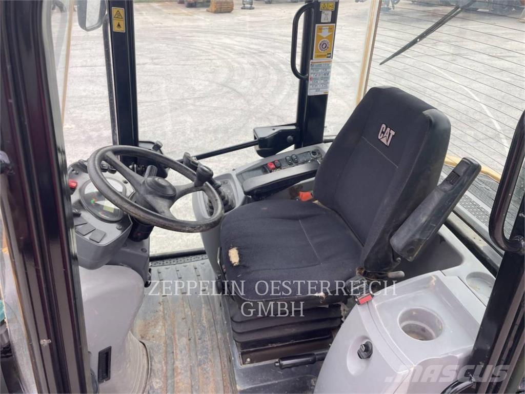 CAT 908M Iekrāvēji uz riteņiem