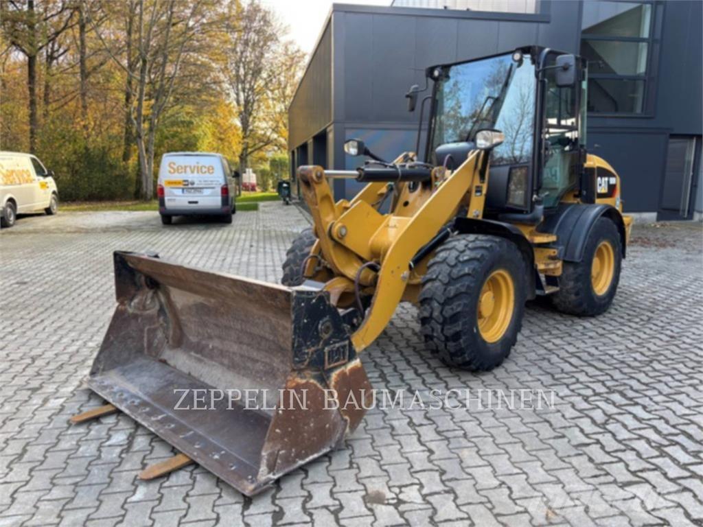 CAT 908M Iekrāvēji uz riteņiem