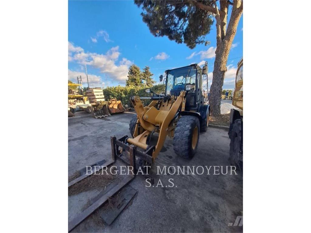 CAT 908M Iekrāvēji uz riteņiem