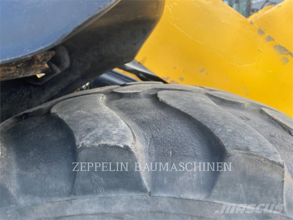 CAT 908M Iekrāvēji uz riteņiem