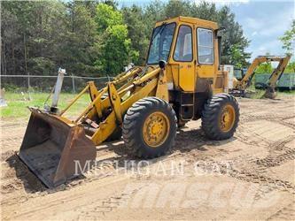 CAT 910 Iekrāvēji uz riteņiem