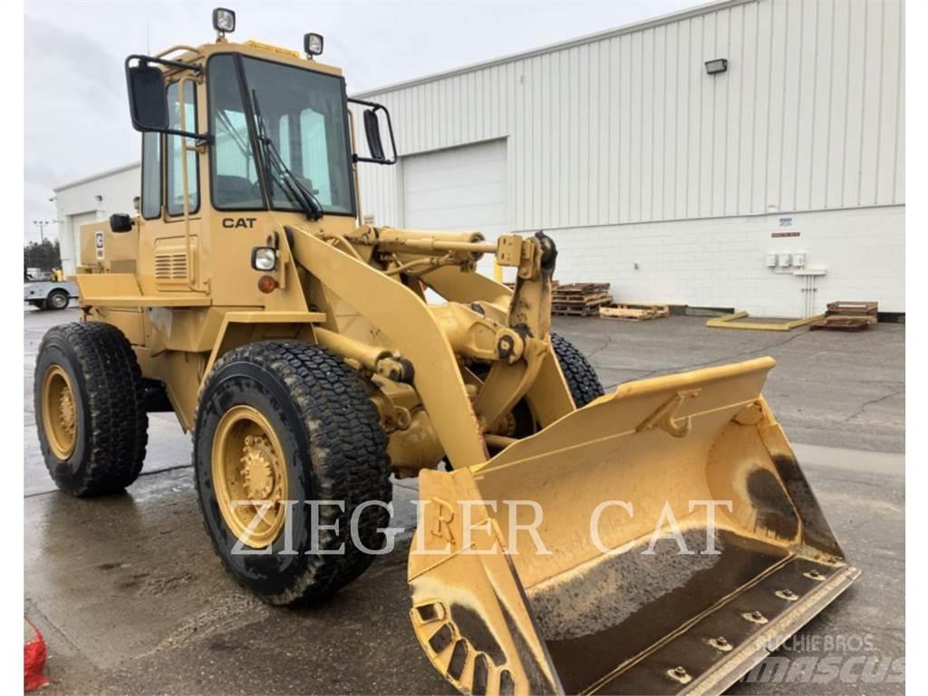 CAT 916 Iekrāvēji uz riteņiem