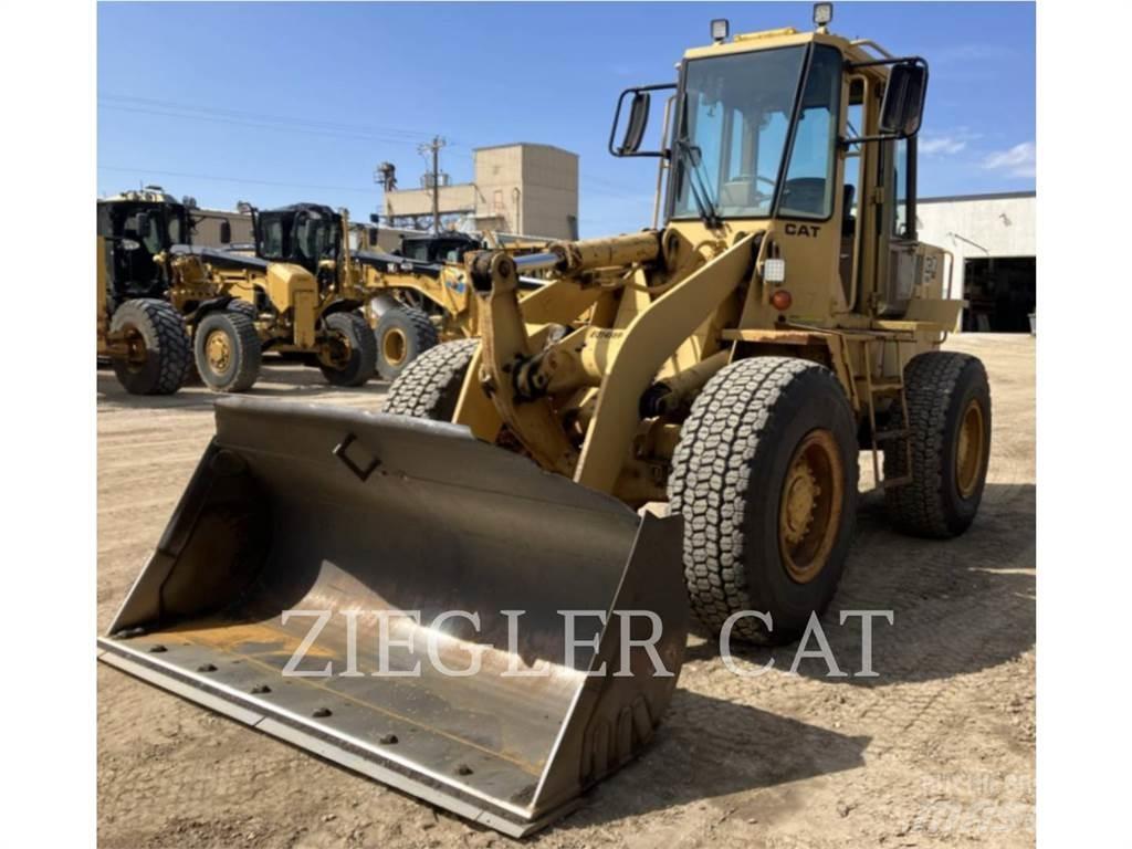 CAT 916 Iekrāvēji uz riteņiem