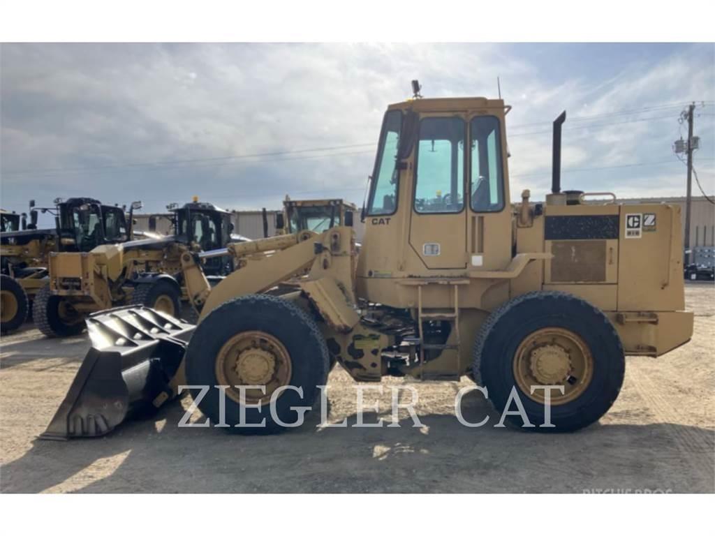 CAT 916 Iekrāvēji uz riteņiem