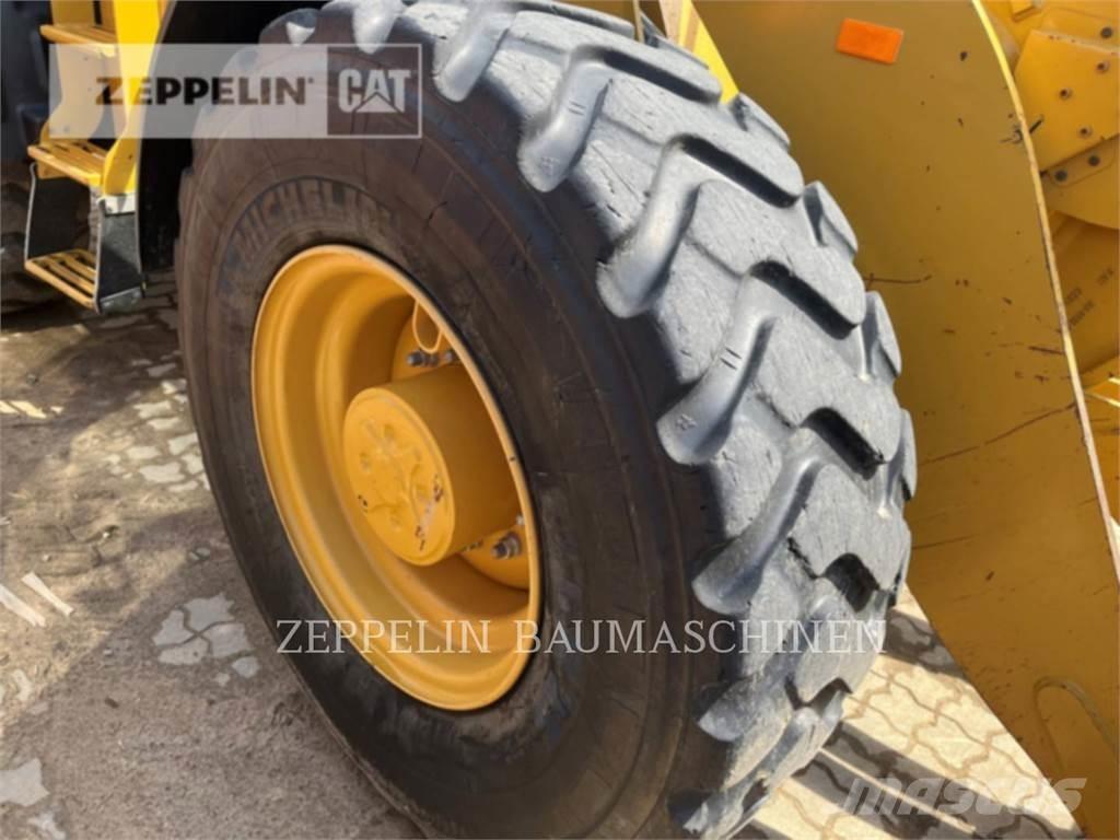 CAT 918M Iekrāvēji uz riteņiem