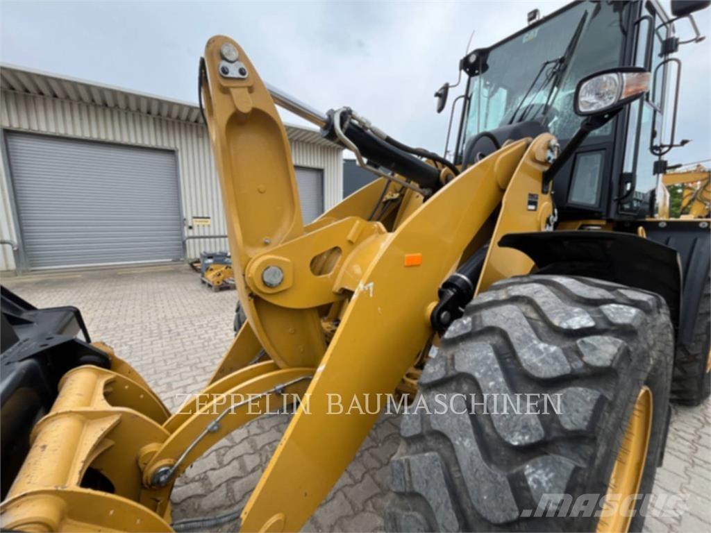 CAT 918M Iekrāvēji uz riteņiem