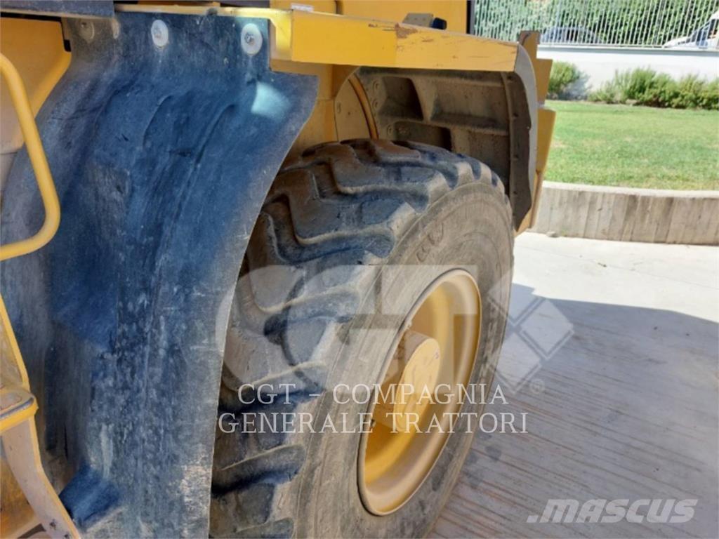 CAT 918M Iekrāvēji uz riteņiem