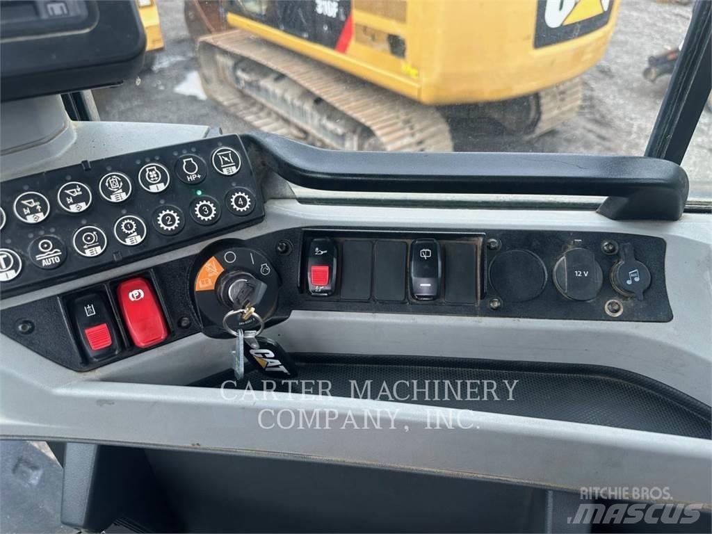 CAT 926M Iekrāvēji uz riteņiem